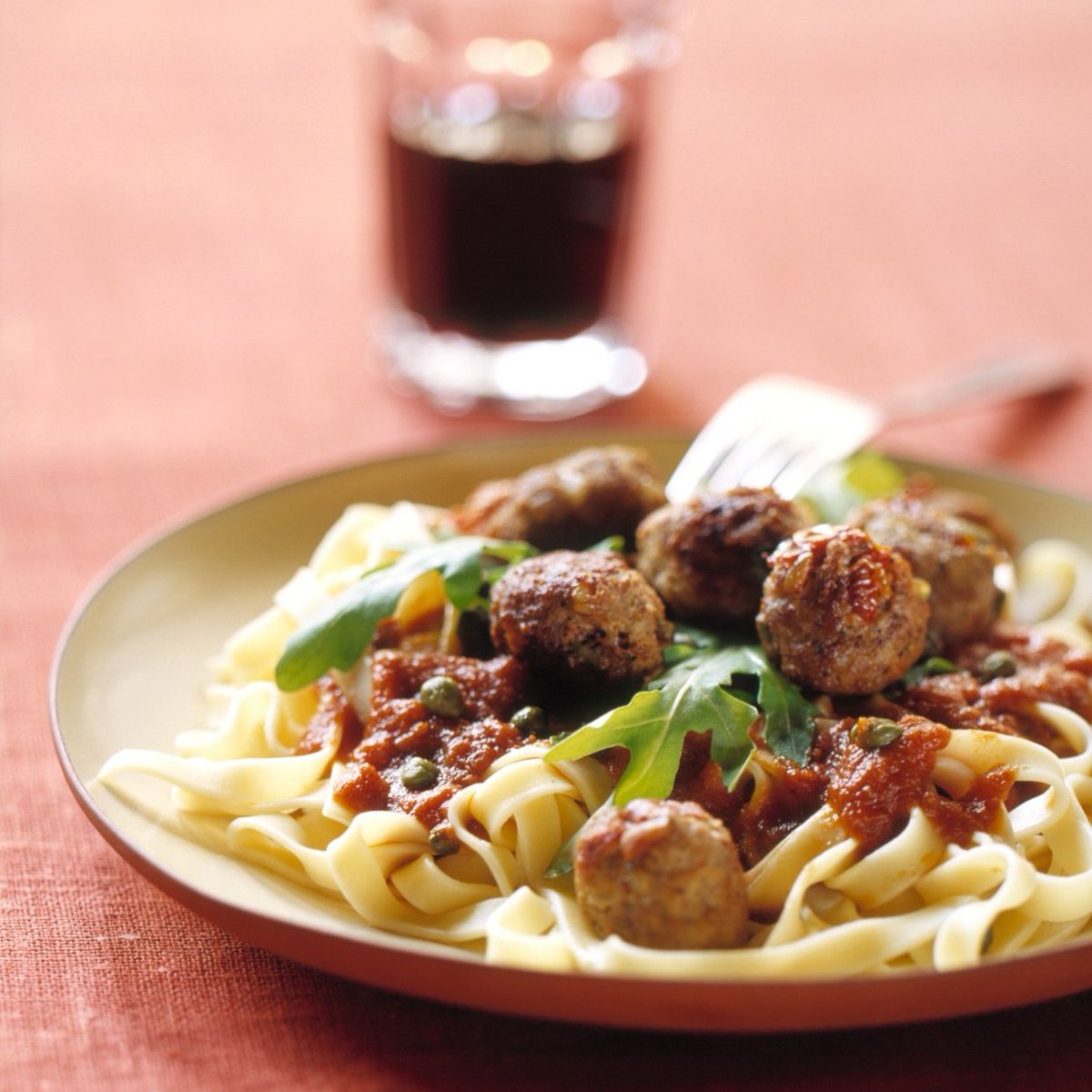 Joulukiireissä arjen kokkailuita helpottavat käyttövalmiit  lihatuotteet! Kotimaiset grillatut kanalastut, kebabsuikaleet &amp; lihapullat sopivat mainiosti niin pizzan, salaatin, pastan kuin tortillankin päälle. #hyväälihasta #suomalaistalihaa