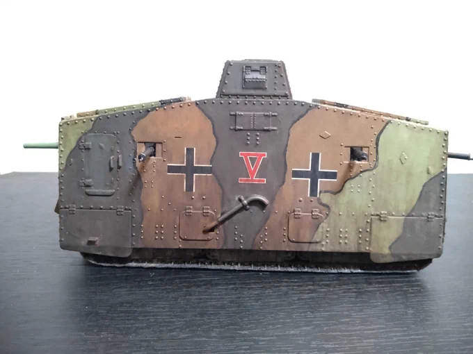 2月から放置してたタウロA7V、完成です〜1989年発売の海外キットでかなり苦戦しましたが20歳に所沢の模型店で見てずっと作りたいと思ってたキットなんで初志貫徹といったところでしょうか(;'∀`)工作の粗さと筆ムラ誤魔化す為にウェザリングキツめですw 