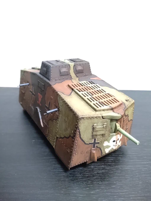 2月から放置してたタウロA7V、完成です〜1989年発売の海外キットでかなり苦戦しましたが20歳に所沢の模型店で見てずっと作りたいと思ってたキットなんで初志貫徹といったところでしょうか(;'∀`)工作の粗さと筆ムラ誤魔化す為にウェザリングキツめですw 