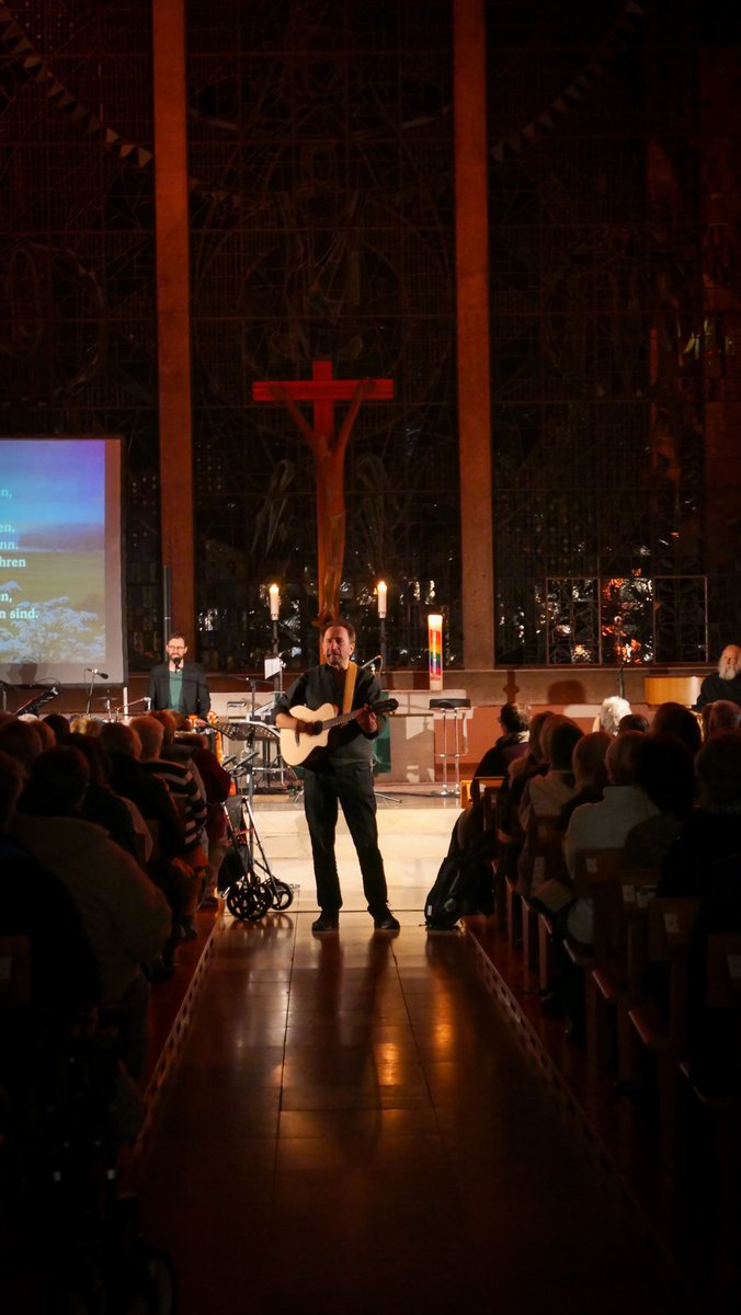EKVlotho's tweet photo. Seit über 1500 Jahren singen Menschen überall auf der Welt ein #Gebet: „Herr, kehre ein in dieses Haus“. So auch beim #Dialogkonzert mit Pater Anselm Grün und #ClemensBittlinger in #BadOeynhausen. Ein ganz besonderer ökumenischer Abend:

https://t.co/WLHk1jHmHK https://t.co/IMwXVssQ4J