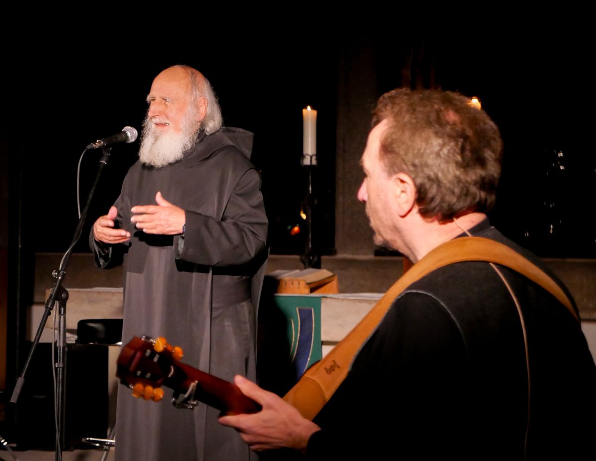 EKVlotho's tweet photo. Seit über 1500 Jahren singen Menschen überall auf der Welt ein #Gebet: „Herr, kehre ein in dieses Haus“. So auch beim #Dialogkonzert mit Pater Anselm Grün und #ClemensBittlinger in #BadOeynhausen. Ein ganz besonderer ökumenischer Abend:

https://t.co/WLHk1jHmHK https://t.co/IMwXVssQ4J