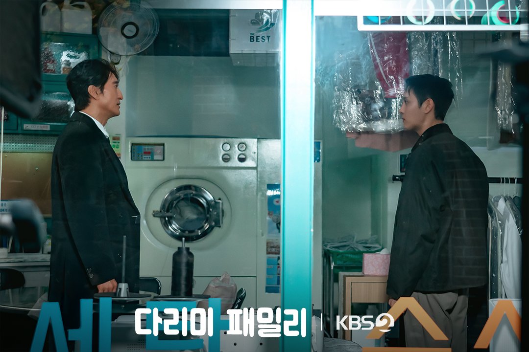 MyloveKBS's tweet photo. [#다리미패밀리] 최태준 찾아온 신현준, 그를 막아서는 박지영? 💫

✅‘청렴 세탁소’를 운영하는 다림이네 가족이
옷 대신 돈을 다림질하며 벌어지는 로맨틱코미디 [다리미 패밀리]

KBS2 주말드라마 [다리미 패밀리]
매주 토일 저녁 8시 방송

#KBS #김정현 #금새록 #박지영 #신현준 #김혜은 #최태준 #양혜지 #김영옥 #박인환 #오영실 #김선경