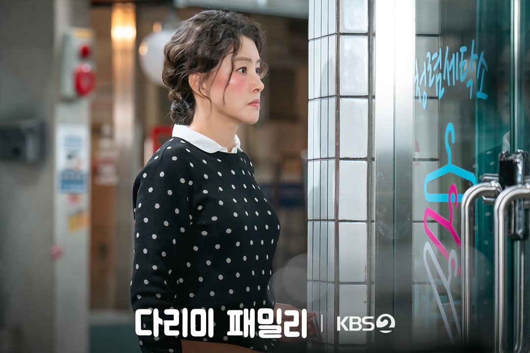 MyloveKBS's tweet photo. [#다리미패밀리] 최태준 찾아온 신현준, 그를 막아서는 박지영? 💫

✅‘청렴 세탁소’를 운영하는 다림이네 가족이
옷 대신 돈을 다림질하며 벌어지는 로맨틱코미디 [다리미 패밀리]

KBS2 주말드라마 [다리미 패밀리]
매주 토일 저녁 8시 방송

#KBS #김정현 #금새록 #박지영 #신현준 #김혜은 #최태준 #양혜지 #김영옥 #박인환 #오영실 #김선경