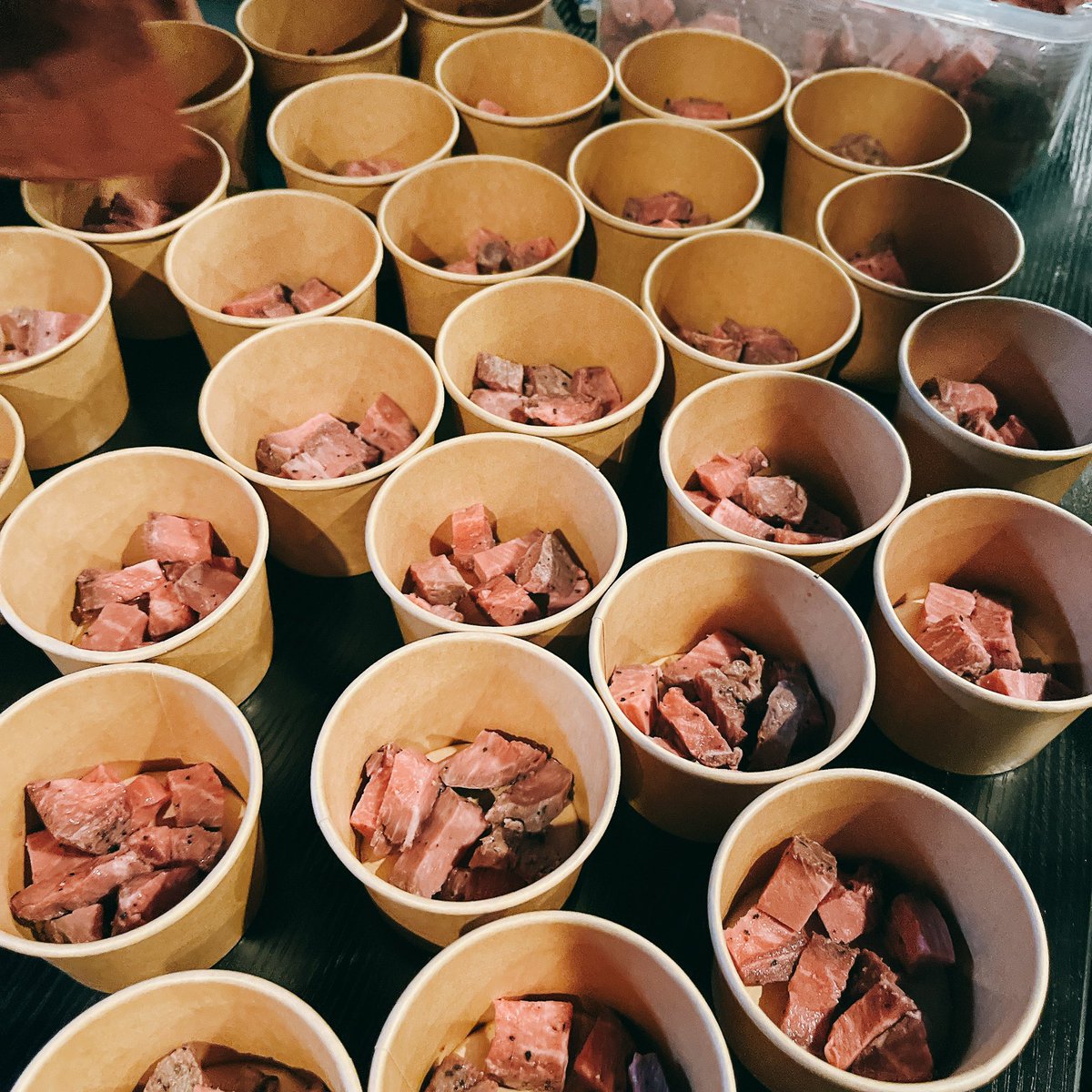 今日のライブ、こちらローストビーフ無料配布します😋
The Ludensの主催ライブの楽しさが伝わるでしょうかw

18時オープンです🍺