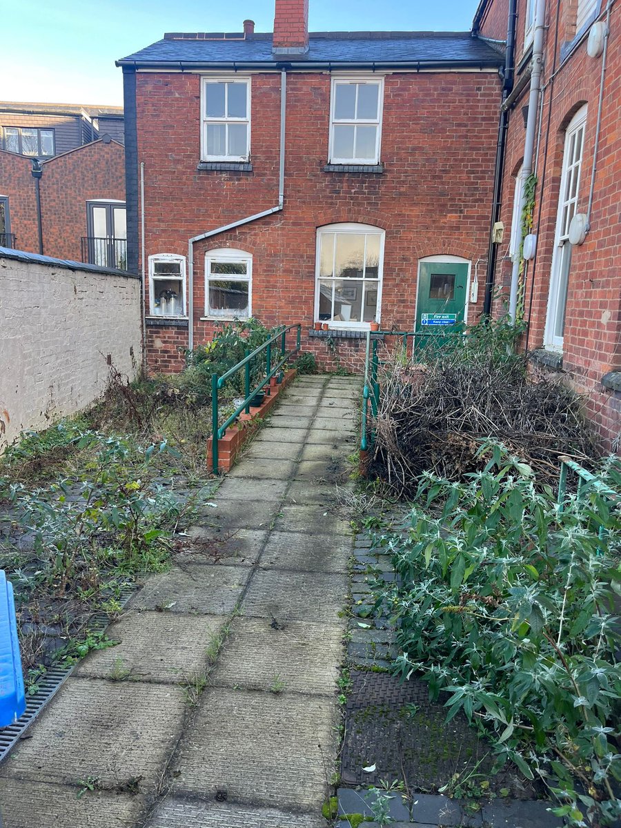 AirwavesFM1's tweet photo. Airwaves Facilities Management has been awarded a new contract for gardening clearance works! 🌱

#AirwavesFM #GardeningWorks #FacilitiesManagement #SustainableSpaces https://t.co/3mOU9Z23XK