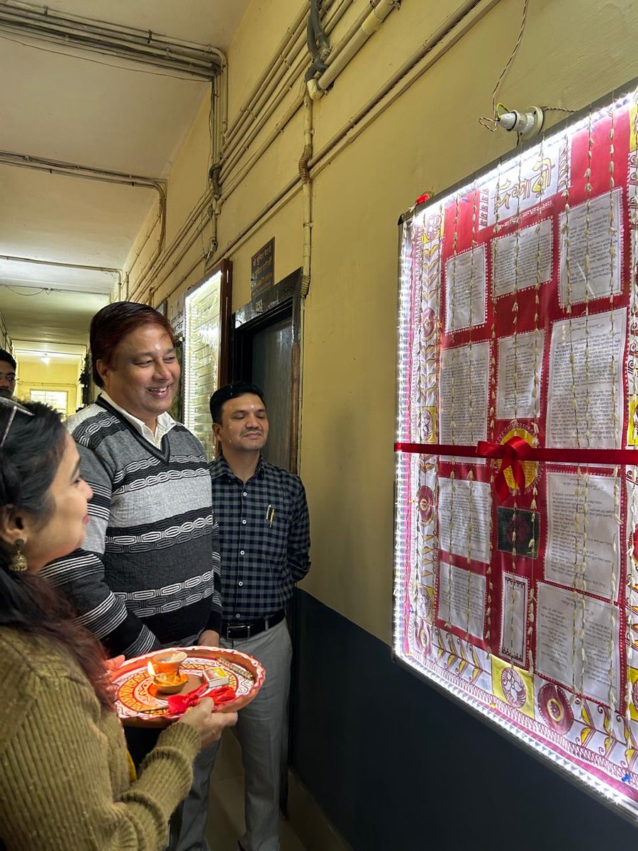 StudentsFOA's tweet photo. 'DISHARI' Wall Magazine inaug. in Dept. of Bengali @DeanArtsBHU . Stds showcased their creativity through poems, stories, &amp; more. Kudos to Prof. Sushmita Chatterjee, Faculty members &amp; stds for this innovative initiative! @VCofficeBHU @dsw_bhu @wellbeing_bhu @bhupro @bhu_updates https://t.co/mpXfhderqk