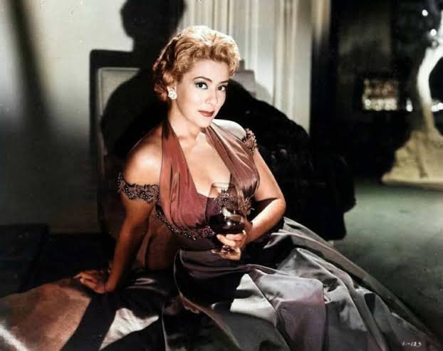 lalogutierrezs's tweet photo. Adiós a una grande: 90 películas; eligió quedarse en México, a pesar de que Luis Buñuel le presentó la oportunidad de la consolidación internacional (en Francia), protagonista de una cinta ganadora de la Palme d'Or, ganadora de 4 premios Ariel... Hasta siempre #SilviaPinal 🫶 https://t.co/hERYRHkmTM
