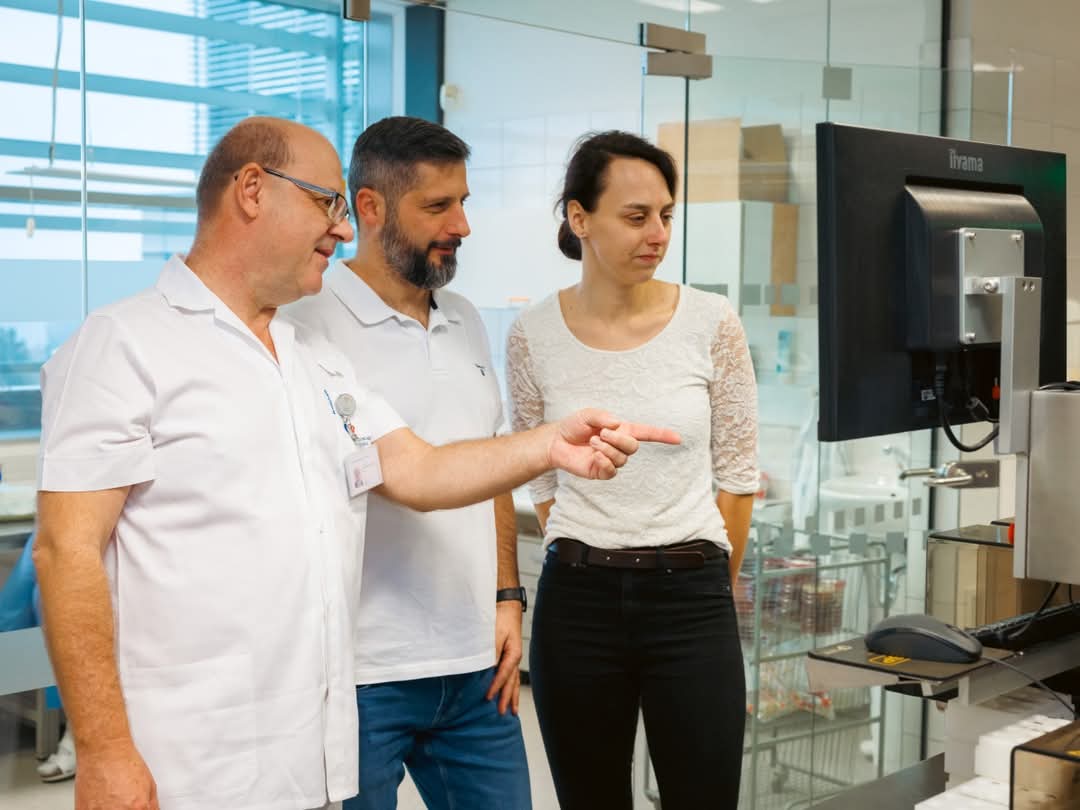 PřF UPOL (@prfupol) on Twitter photo Vědci z <a href="/prfupol/">PřF UPOL</a>, LF UP a <a href="/CatrinUP/">Czech Advanced Technology and Research Institute</a> vydali v prestižním časopise <a href="/CommsBio/">Communications Biology</a> výsledky několikaletého výzkumu, ve kterém popsali mechanismus odolnosti baktérií vůči nanočásticím stříbra. <a href="/UPOlomouc/">Univerzita Palackého</a>
nature.com/commsbio/ Vědci z <a href="/prfupol/">PřF UPOL</a>, LF UP a <a href="/CatrinUP/">Czech Advanced Technology and Research Institute</a> vydali v prestižním časopise <a href="/CommsBio/">Communications Biology</a> výsledky několikaletého výzkumu, ve kterém popsali mechanismus odolnosti baktérií vůči nanočásticím stříbra. <a href="/UPOlomouc/">Univerzita Palackého</a>
nature.com/commsbio/