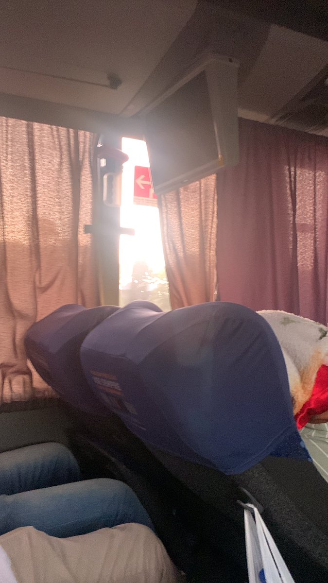 Qual a dificuldade das pessoas que viajam de ônibus de fechar a poha da cortina?