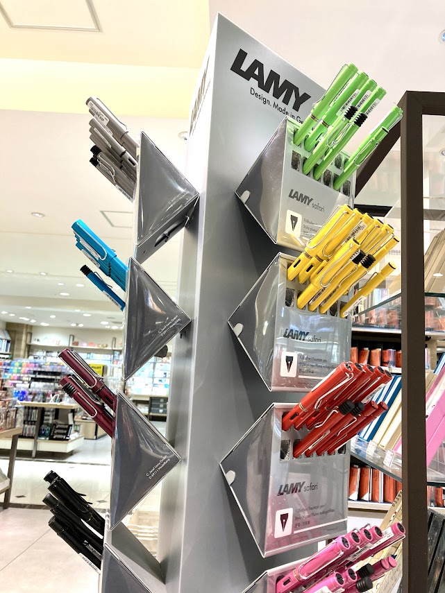 maruzen_hrsmmk's tweet photo. #LAMY コーナーから
カラフルなこちらの商品をご紹介します✨
万年筆、ローラーボール、ボールペン、ペンシル
がお選びいただけます✨
これからのシーズンのギフトにもぜひ🎁✨
#いい文具の日 #ラミー
#Safari #ALStar #Safaripinacolada https://t.co/QOzestHslI