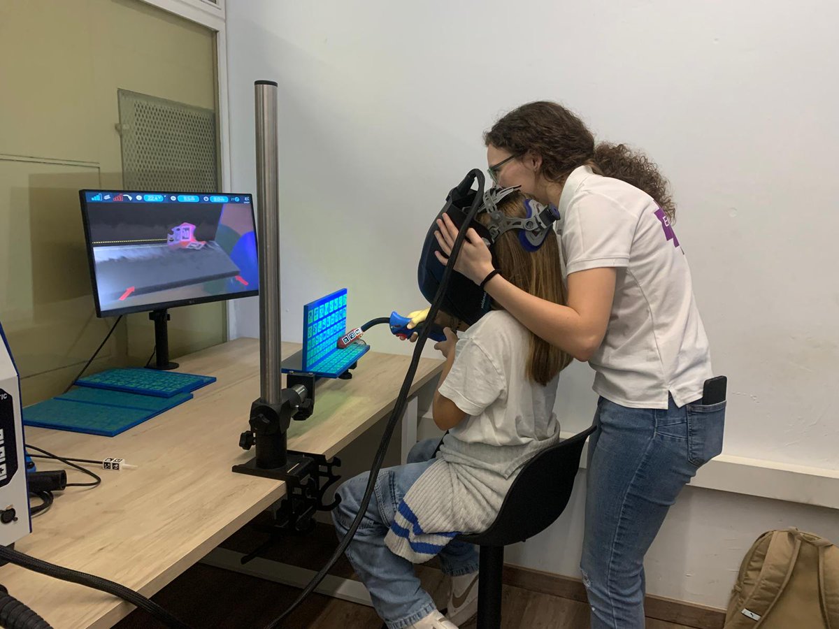 EdTbarcelona's tweet photo. 📢 Ahir 28 de novembre, vam celebrar una nova Real Experience dins del projecte EdtWomenDays, dedicat a impulsar el paper de les dones en el sector industrial i tecnològic. 📷 Nenes d'entre 8 i 11 anys van experimentar la soldadura amb realitat augmentada, guiades per Mireia Torrent, alumna del grau superior de Construccions Metàl·liques. 📷 Agraïm el suport de @CABK_Dualiza , @fp_empresa ,
@consorciedubcn de BCN, amb la tecnologia de @Seabery
https://t.co/dJgsDyx6jO
📷 Contacta: edtwomendays@escoladeltreball.org
A què esperes per inscriure les noies? #Soldadura #RealitatAugmentada #industria