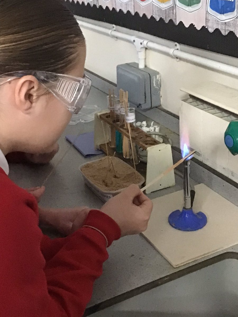 westheathprim's tweet photo. #WHPSScience #WHPSClass14 We had a brilliant time @KEVI_KNSB today. It began with a science lesson related to our light topic and the colour spectrum. We looked at the colours different elements show when burnt, giving us a taste of secondary school science https://t.co/2ebcgNgBGJ