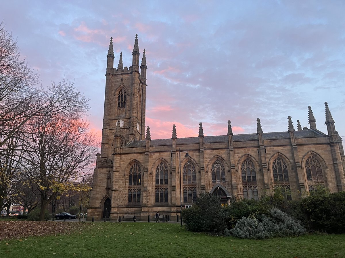 StWEnglishHub's tweet photo. What a gorgeous setting for our TSRC training this morning!📚📚📚 
#transformingschoolsreadingculture #session2 #readingiskey #Englishhubs #FREECPD @LucyRushton24 https://t.co/i27lp5XNn7