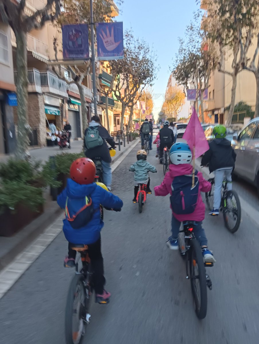 Un altre dia pedalant cap a l'escola #Bicibus #bicibusMarnòvic #MagradaLaMevaEscola #Felicitat