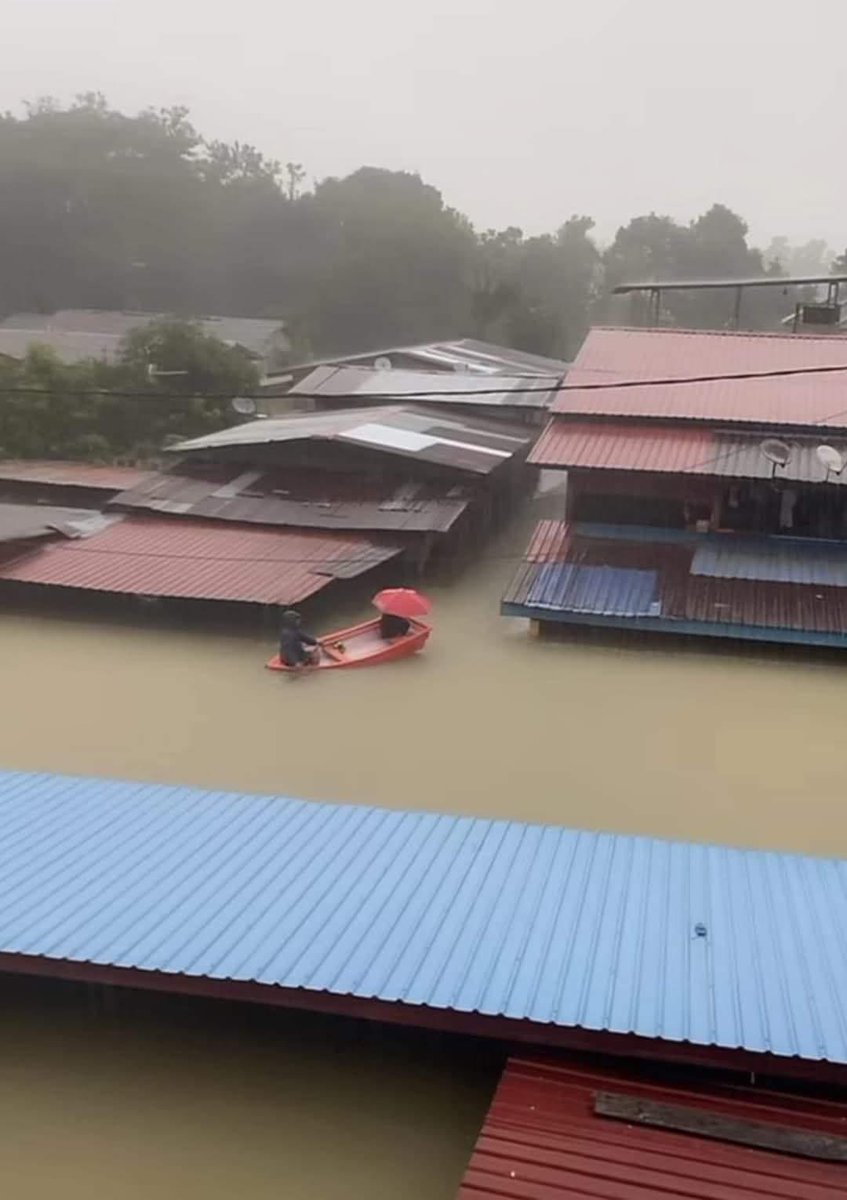 BinRazuki's tweet photo. MISI BANJIR - Sesiapa ada kenalan yang punyai bot untuk dipinjam boleh roger2. https://t.co/4nfBXl8wgj
