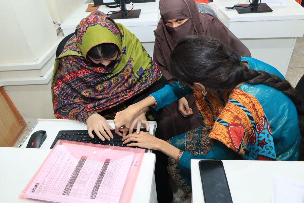 ITUBDTDirector's tweet photo. The 1st edition of a 3-week “Intro to Computer Basics for the Visually Impaired” train-the-trainer program is underway in 🇵🇰! With support from @ITUDevelopment, Norway, and #STFoundation, the #DigitalTransformation Centre @VUPakistan is training instructors on #DigitalSkills. https://t.co/pPc1xGAgnz