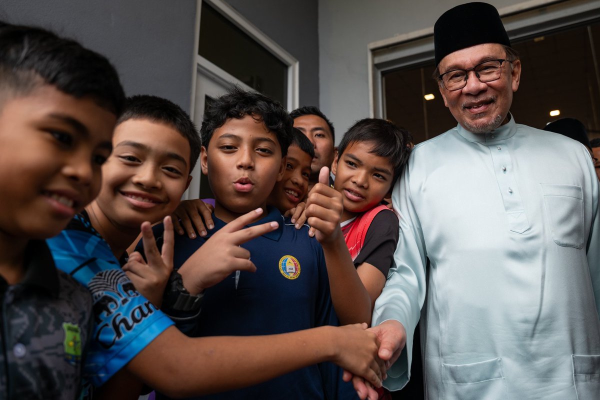 anwaribrahim's tweet photo. Tengah hari tadi melakukan kunjungan ke medan selera di Taman Warisan Pertanian dan makan tengah hari bersama-sama warga Putrajaya. 

Usai makan tengah hari, saya ke Surau Pudina di Presint 17 untuk menunaikan solat Jumaat. Saya dan jemaah turut sertai solat hajat yang diimamkan oleh Ustaz Mohd Asyraf Ibrahim bagi memohon perlindungan daripada musibah banjir.

#MalaysiaMADANI