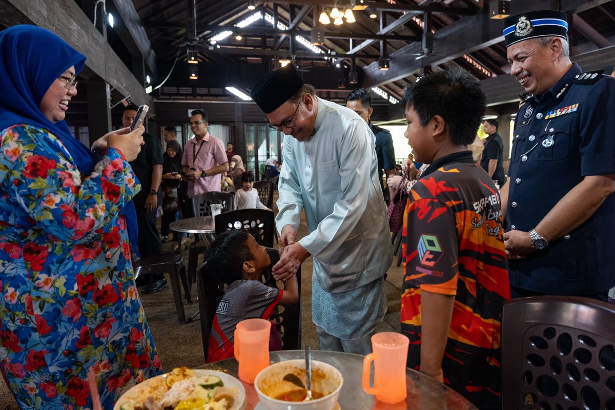 anwaribrahim's tweet photo. Tengah hari tadi melakukan kunjungan ke medan selera di Taman Warisan Pertanian dan makan tengah hari bersama-sama warga Putrajaya. 

Usai makan tengah hari, saya ke Surau Pudina di Presint 17 untuk menunaikan solat Jumaat. Saya dan jemaah turut sertai solat hajat yang diimamkan oleh Ustaz Mohd Asyraf Ibrahim bagi memohon perlindungan daripada musibah banjir.

#MalaysiaMADANI