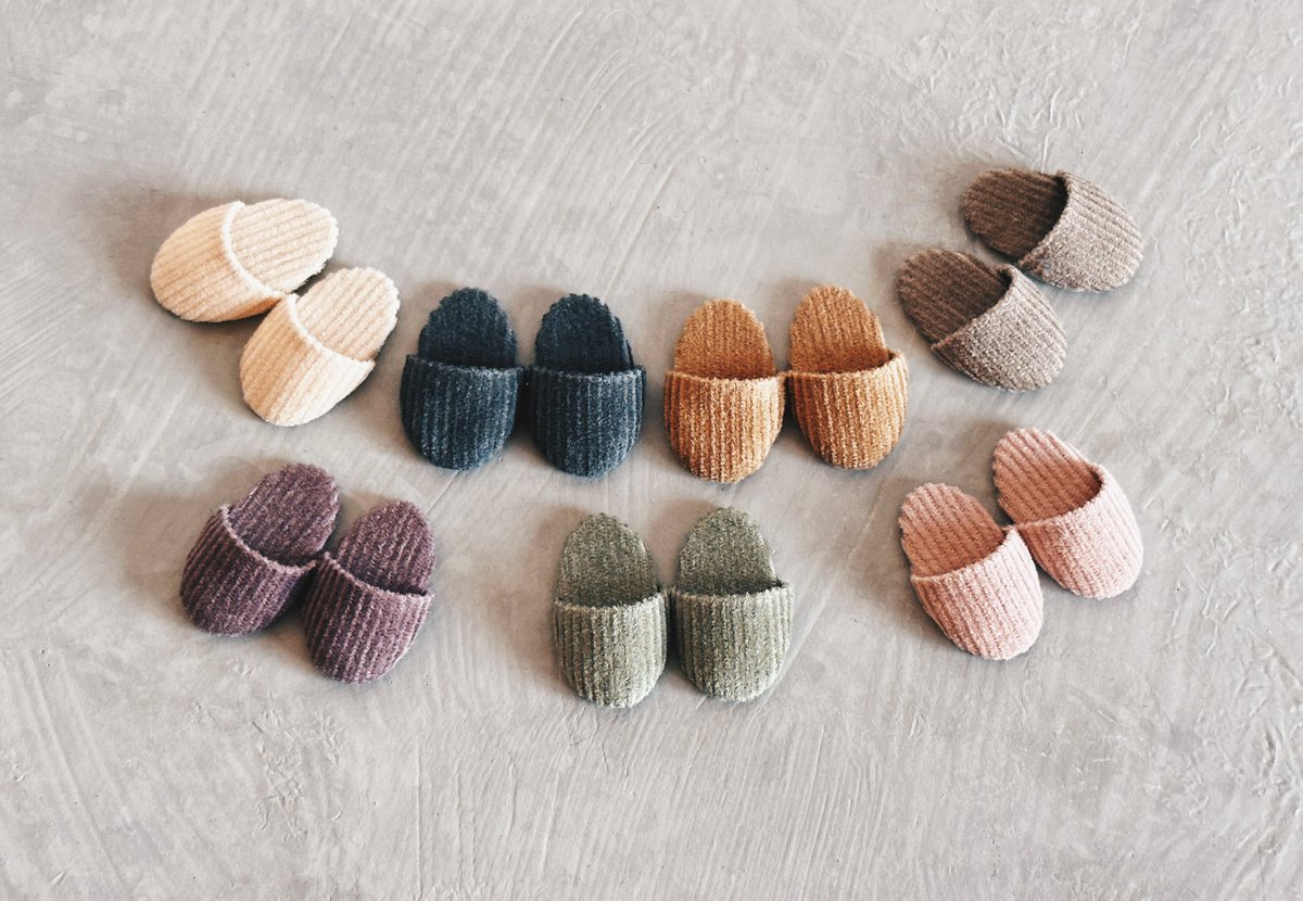 ▶︎スリッパ(オビツ11サイズ)

上段左から、
ミルクティ、スモーク、キャラメル、グレージュ
下段左から、
パープル、グリーン、ピンク

履かせてあげるだけで一緒に暮らしているように感じられるシンプルなスリッパです。
ベーシックな4色＋なじみの良いくすみカラー3色展開です🎁

#アイドール東京