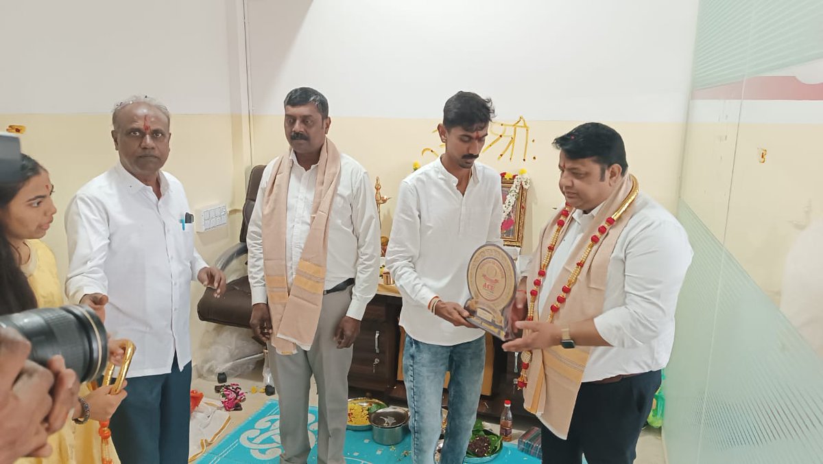 ACETractorIndia's tweet photo. The inauguration ceremony of ACE Tractors new dealership "Kondappa Enterprises" in Kolar, Karnataka was successfully concluded. Highlights from the ceremony...
#ACE #ACETractorsIndia #ACETractors #NewDealership #OurNewDealer #TractorAgency #DealersInauguration #Kolar #Karnataka https://t.co/afPF90LLe7