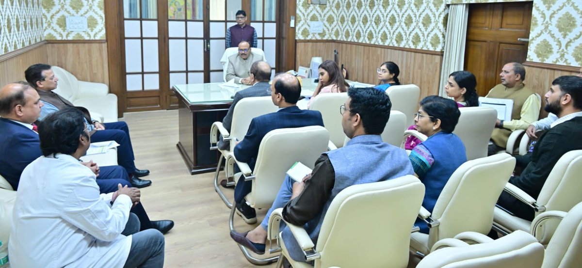 आज लखनऊ में विधानसभा स्थित अपने कार्यालय कक्ष में स्वास्थ्य विभाग के उच्चाधिकारियों के साथ बैठक कर मस्कुलर डिस्ट्रॉफी (एम०डी०) बीमारी से पीड़ित रोगियों को दिए जाने वाले चिकित्सकीय अनुदान एवं अन्य महत्वपूर्ण विषयों पर आवश्यक दिशा निर्देश देते हुए। इस अवसर पर प्रमुख सचिव चिकित्सा