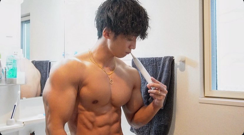 takutofitness's tweet photo. 筋トレだけする時代は終わり‼︎
筋トレ大好き男が話題の電動歯ブラシを使ってみた結果...

とにかく磨けてる感が凄くて歯磨きが楽しい！
振動のバリエーションも豊富‼︎

みなさんも筋肉と一緒に歯も美しく仕上げていきましょう😁

https://t.co/3Ycn6vJFgl

#筋トレ #筋肉 https://t.co/qJLU2QWWL7