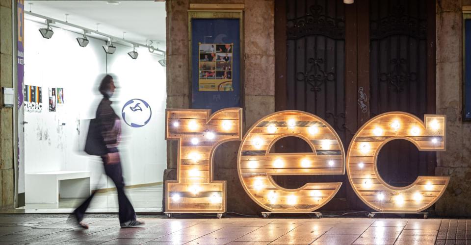 Cinema Edison (@edisoncinema) on Twitter photo El cap de setmana que ve, l'Edison serà al RECVision del <a href="/RECtgn/">Festival REC</a> per presentar el projecte de la #CridaEdison!
✨ Una oportunitat per a nosaltres de presentar aquest projecte a professionals del sector audiovisual europeu!
Llegeix la notícia sencera a: cinemaedison.cat/el-cinema-edis… El cap de setmana que ve, l'Edison serà al RECVision del <a href="/RECtgn/">Festival REC</a> per presentar el projecte de la #CridaEdison!
✨ Una oportunitat per a nosaltres de presentar aquest projecte a professionals del sector audiovisual europeu!
Llegeix la notícia sencera a: cinemaedison.cat/el-cinema-edis…