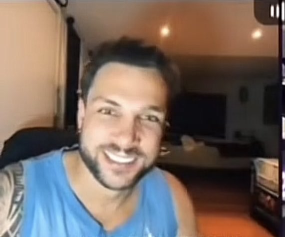BrendaYsabel7's tweet photo. En mis noches de insomnio a veces sólo basta verlo sonreír ❤️‍🩹 💚 #NicolaPorcella https://t.co/Lthoqp9T2P