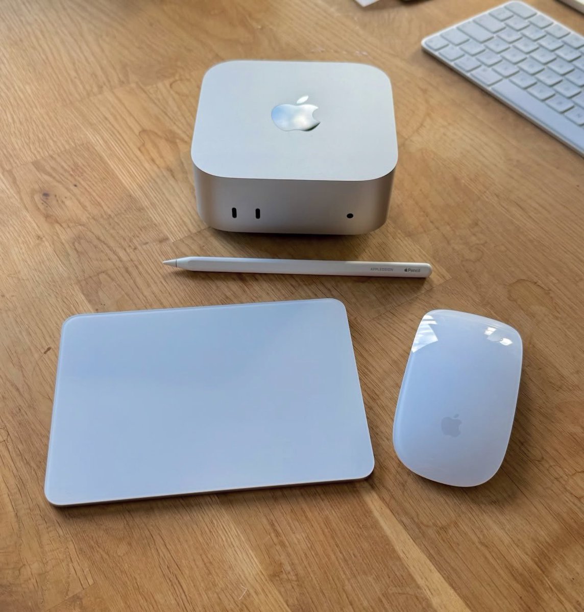 arslan_hun_'s tweet photo. Team Magic Mouse or team Magic Trackpad? https://t.co/SEqjzZiXJH