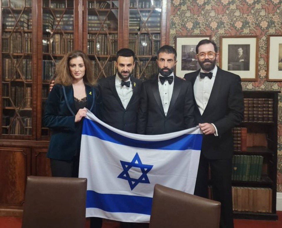 L’arnaque d’une Syrienne
L’un est Palestinien, fils du cofondateur du Hamas, devenu porte-parole de la bataille contre le mouvement islamiste.
L’autre est Arabe israélien, fervent militant contre la barbarie des mouvements palestiniens.
Tous deux parcourent le monde pour dénoncer