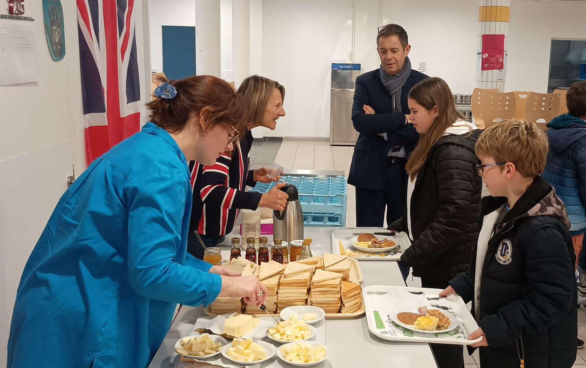 ClgFGarandeau's tweet photo. [ENGLISH BREAKFAST] Nos 5e ont dégusté un petit-déj anglo-saxon typique : eggs, beans, pancakes, tea… Une belle expérience culturelle et gourmande, rendue possible grâce au travail en cours avec leurs enseignantes et au soutien des agents de restauration ! #LanguesVivantes https://t.co/D1LX2xPocj