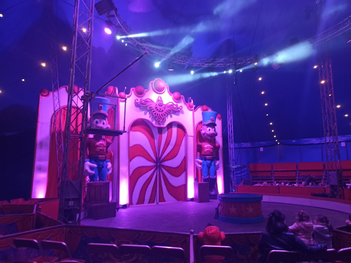 Nous sommes dans le chapiteau avec toutes les écoles du RRE. La classe #viedeclasse