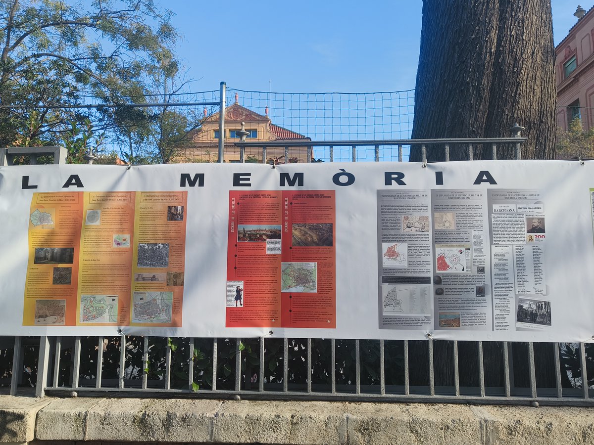 InsPauClaris's tweet photo. Projecte per reivindicar el solar dels antics Jutjats de BCN🏛️, amb l’AV del Casc Antic. Creem cartells per recuperar la memòria històrica 🕰️ d’un espai emblemàtic. Educació per a una ciutadania activa i crítica ✊📚. #CascAntic #MemòriaHistòrica https://t.co/XGuImJK55p