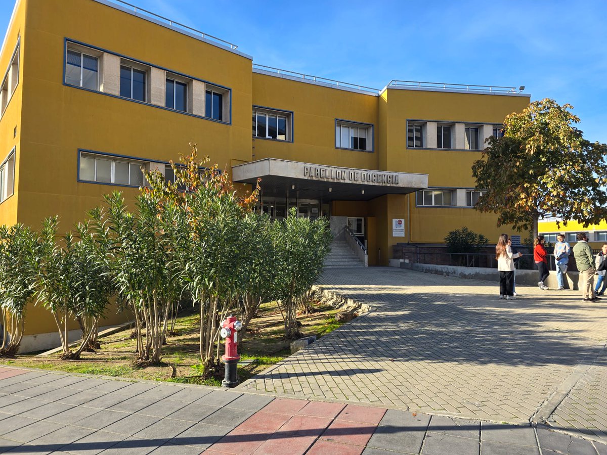 📰 En noviembre de 1974 un periódico anunció que el Hospital 12 de Octubre tendría un pabellón docente para la formación de médicos. Se abrió en 1976, adscrito a la <a href="/unicomplutense/">Complutense</a>.  

👨‍🎓👩‍🎓 En 2023, más de 400 alumnos estudiaron en sus aulas; nada más y nada menos. 

#somosdel12