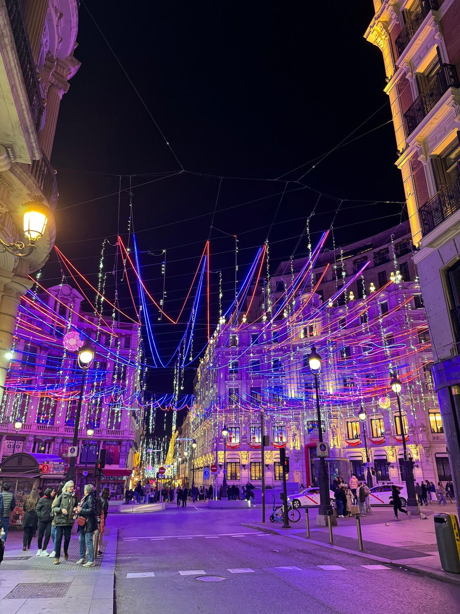 gerardromero's tweet photo. 💙❤️ Madrid hace su particular homenaje a los 125 años del Barça con luces de Navidad blaugranas

Madrid eeeeeees cuuuuuleeeeeer i ho sat mlt bé 

📸 @jordicarrillo https://t.co/aRw4f0rn0U