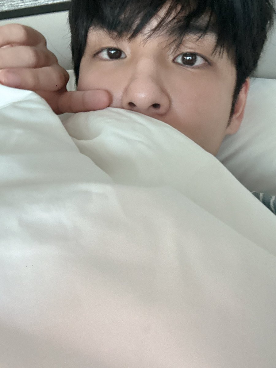 여자 무서운 줄 모르고 침대셀카를 자꾸