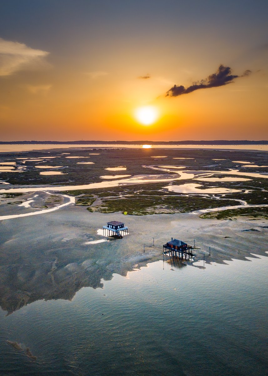 ☀️ Sunset Time sur l’île aux oiseaux ✌️
.
.
📷 : Mavic Pro 3
.
#sunset #sunsets #coucherdesoleil #bassindarcachon #ileauxoiseaux #cabanestchanquees #gironde #france #canonphotography #sudouest #clementphilippon