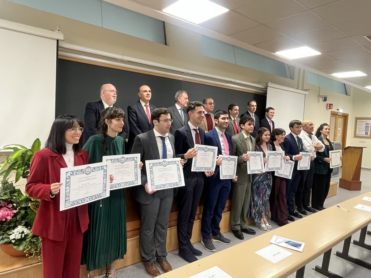 fisicaUS's tweet photo. Ayer celebramos la festividad de San Alberto Magno, donde las facultades de Ciencias de @unisevilla , @BiologiaUS, @matematicasUS, @QuimicaUs y @fisicaUS, entregamos una distinción a nuestros mejores expedientes del23/24.
Queremos felicitar efusivamente a todos los premiados. https://t.co/nMbxqdZ49A