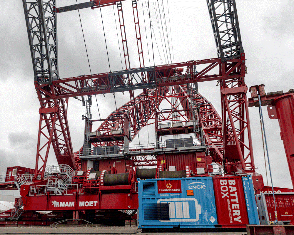 1constructionHQ's tweet photo. Mammoet’s SK6000 crane now operates fully electric—zero emissions, low noise, and sustainable power via grid, batteries, or hydrogen. 

@mammoetglobal #Electric #Innovation #Sustainability #Construction #Crane #HeavyLift 
Read about it and more: https://t.co/vvpLjsAIMv https://t.co/Bd6QfW7gr8