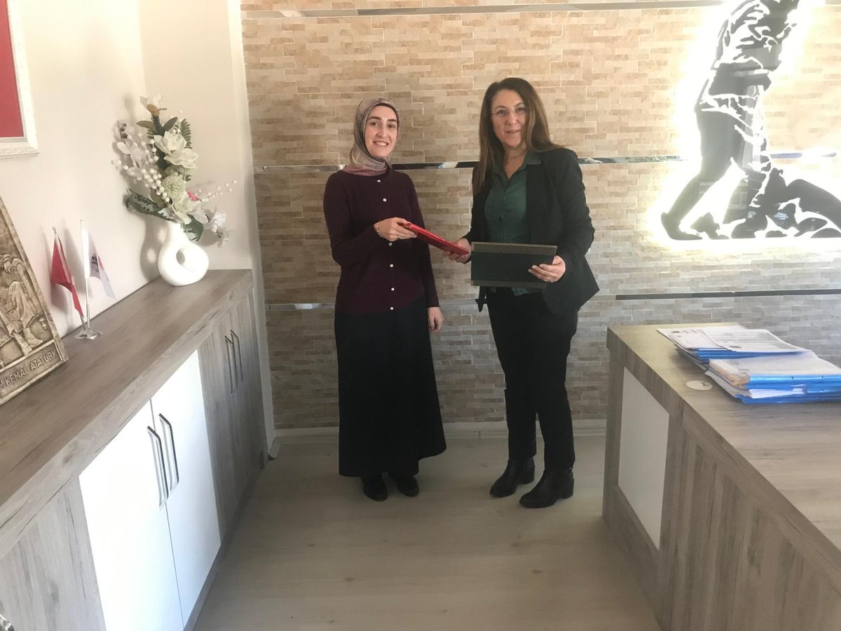 45. haftanın en çok işlem yapan personeli olan Esra TUNÇ ÇINAR'a Sayın Genel Müdürümüz tarafından gönderilen hediyeleri taktim ettim. Sayın Genel Müdürümüze personelim adına teşekkür ediyor, saygı ve selamlarımızı iletiyoruz. <a href="/itasyapan/">İbrahim Taşyapan</a> <a href="/AntalyaNufus/">Antalya İl Nüfus ve Vatandaşlık Müdürlüğü</a> <a href="/AntalyaValilik/">T.C. Antalya Valiliği</a> <a href="/TCKorkuteli/">T.C. Korkuteli Kaymakamlığı</a>