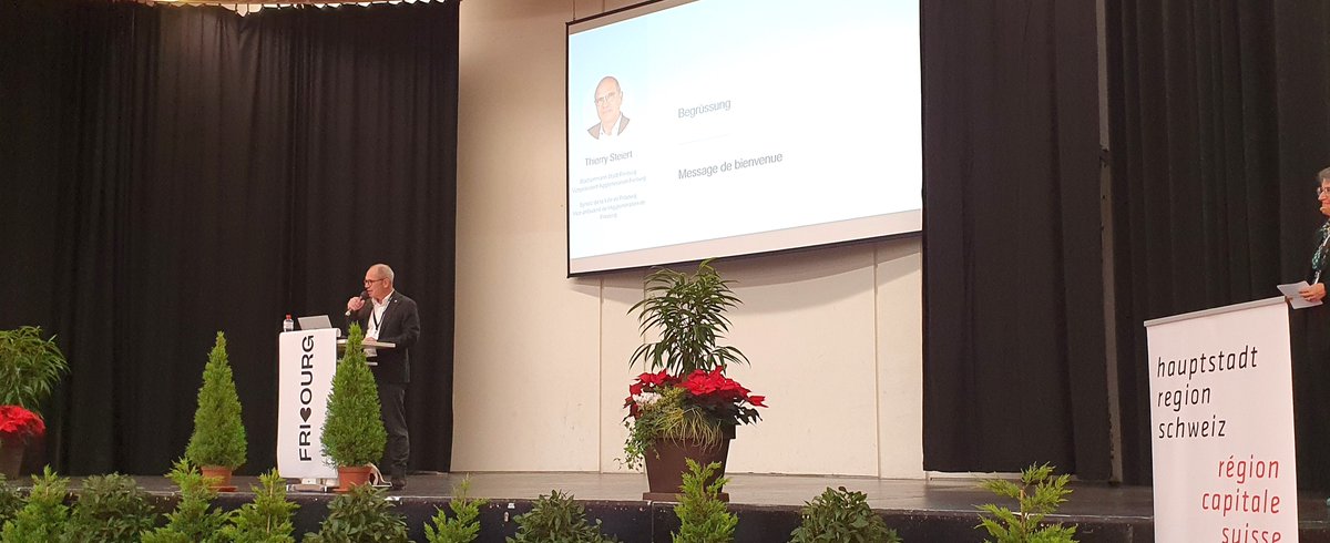 🥕🚜👩‍🍳Heute dreht sich am 12. #ForumHRS alles um die Ernährung. @DidierCastella, Co-Präsident <a href="/Hauptstadt_CH/">Hauptstadtregion</a> &amp; Staatsrat des <a href="/Staat_Freiburg/">Staat Freiburg</a>, und Thierry Steiert, Stadtammann der Stadt Freiburg &amp; Vizepräsident der Agglomeration Freiburg, begrüssen die Anwesenden in Freiburg.