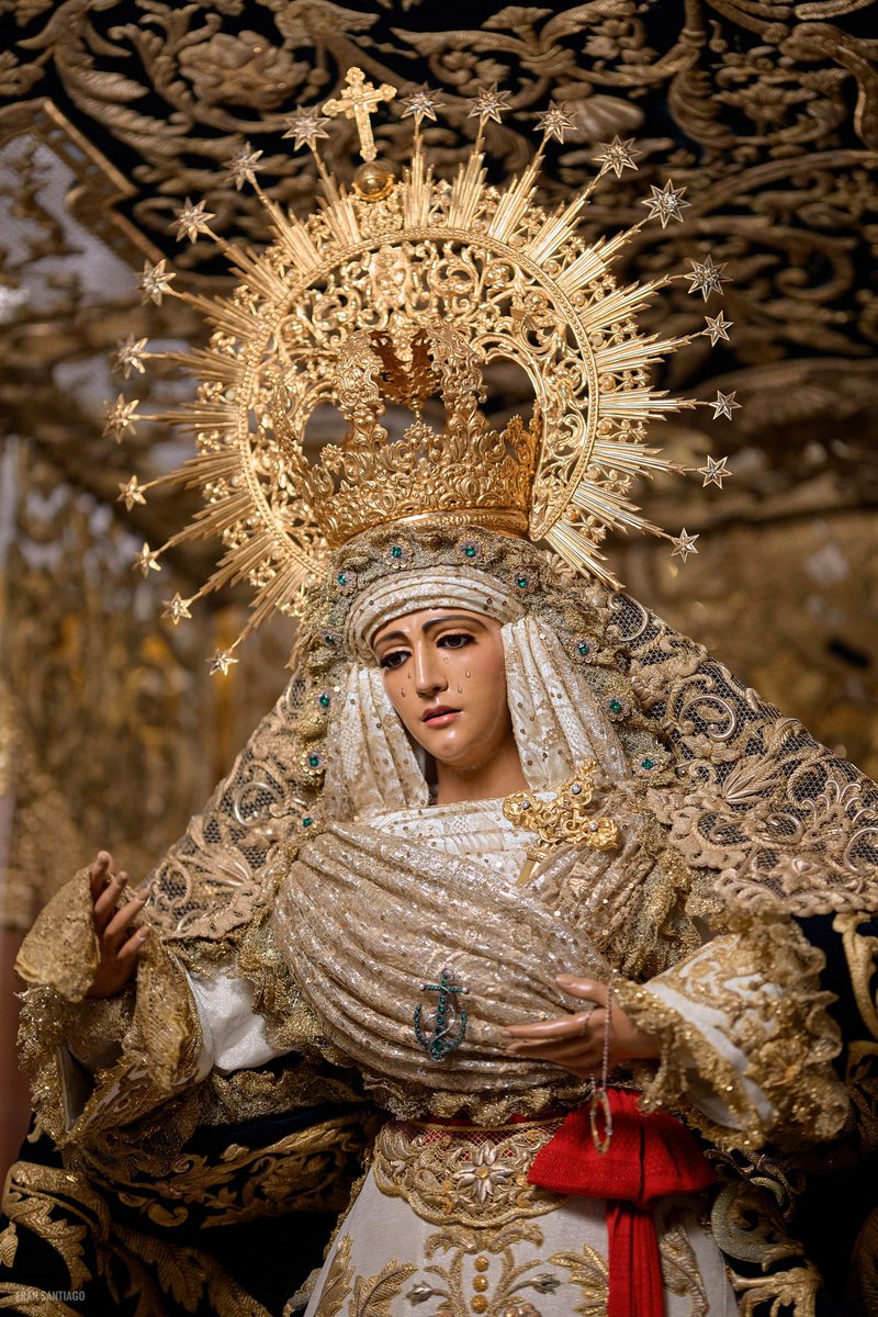 fransantiph's tweet photo. La Esperanza bajo palio. https://t.co/zxNyX8g9Tv