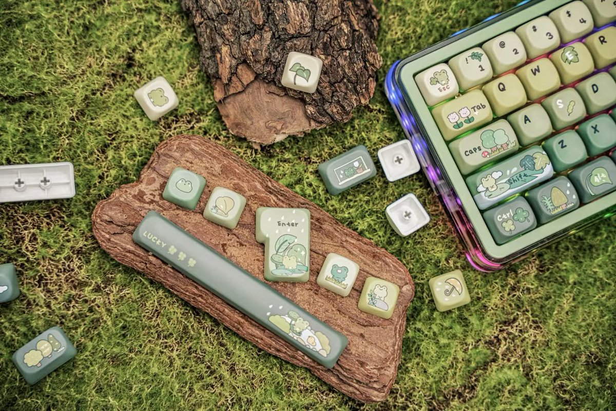 KiiBOOM_2022's tweet image. Our lovely &quot;KiiBOOM X Cosydiaries Rainy Froggy Day Keycap&quot; will be released in 20 hours🍃🤍
Are you ready!!🥰
#customizedkeyboard #cutekeyboard #keyboardart #tappingkeyboard #keyboardtapping #kiiboom
