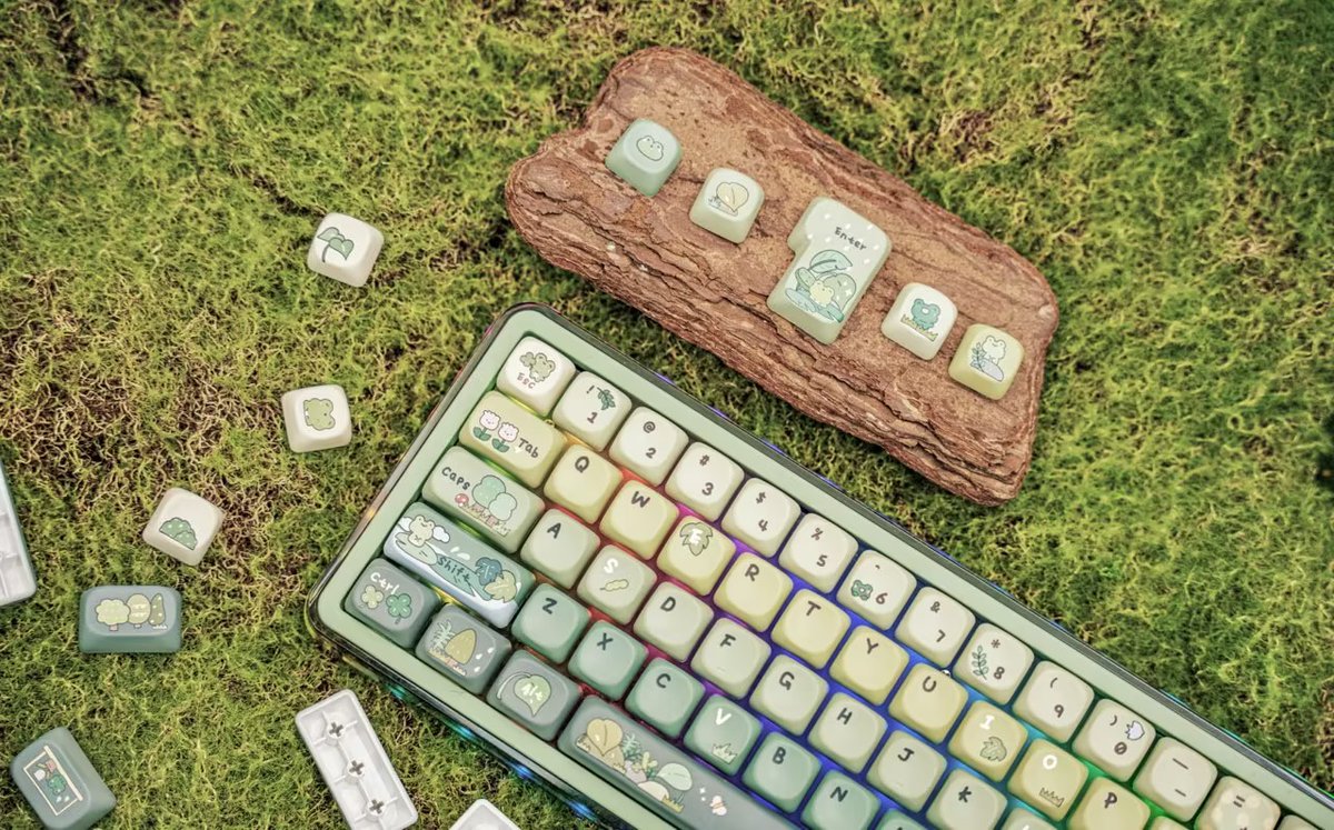 KiiBOOM_2022's tweet image. Our lovely &quot;KiiBOOM X Cosydiaries Rainy Froggy Day Keycap&quot; will be released in 20 hours🍃🤍
Are you ready!!🥰
#customizedkeyboard #cutekeyboard #keyboardart #tappingkeyboard #keyboardtapping #kiiboom