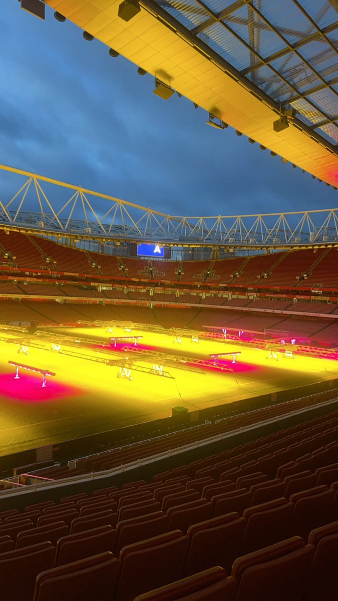 Brilliant night deejaying for Arsenal Events Team🎄 Great to meet <a href="/martinkeown5/">Martin Keown</a> 🤝