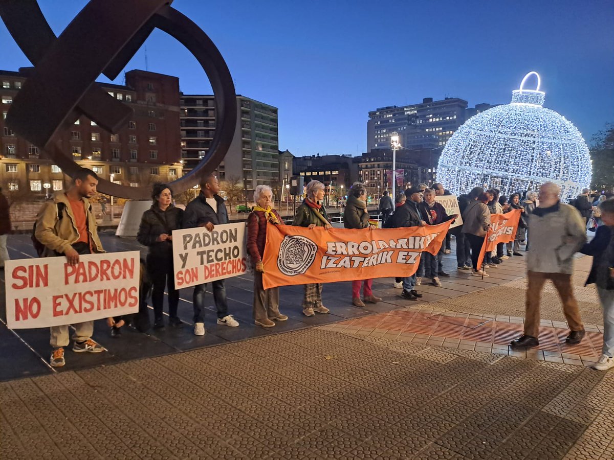 oeebizkaia's tweet photo. Ayer nos concentramos para exigir padrón para todas las personas frente a la sesión plenaria del Ayuntamiento de Bilbao.
Ondoren, Ongi Etorri Errefuxiatuak Bizkaia elkartearen hileroko batzarrean izan ginen.
Erroldarik gabe izaterik ez! https://t.co/ZXVRU59zEb
