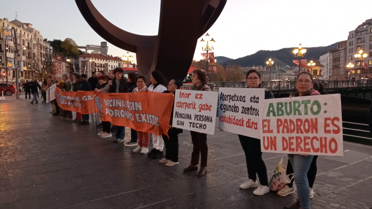 oeebizkaia's tweet photo. Ayer nos concentramos para exigir padrón para todas las personas frente a la sesión plenaria del Ayuntamiento de Bilbao.
Ondoren, Ongi Etorri Errefuxiatuak Bizkaia elkartearen hileroko batzarrean izan ginen.
Erroldarik gabe izaterik ez! https://t.co/ZXVRU59zEb