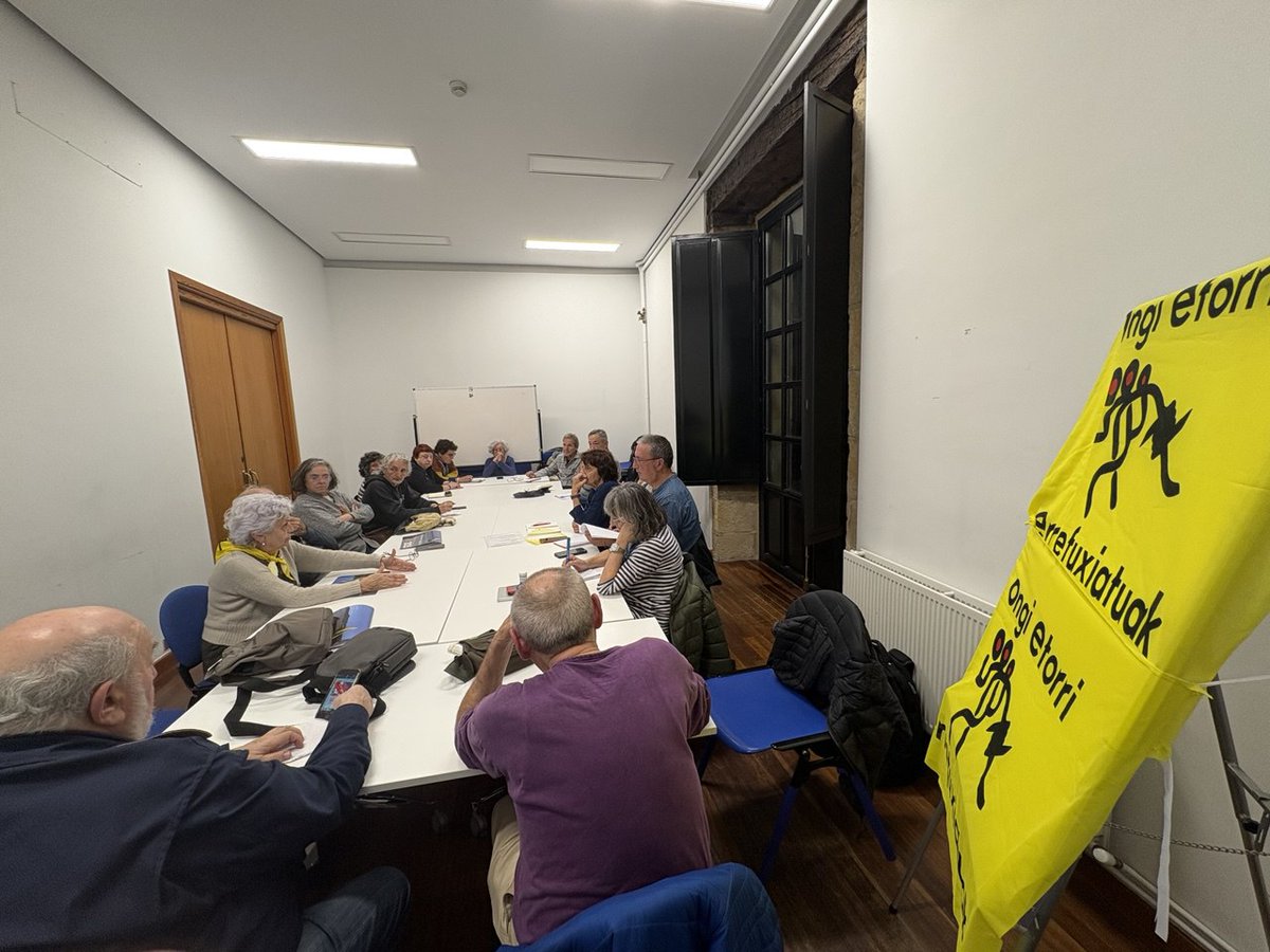 oeebizkaia's tweet photo. Ayer nos concentramos para exigir padrón para todas las personas frente a la sesión plenaria del Ayuntamiento de Bilbao.
Ondoren, Ongi Etorri Errefuxiatuak Bizkaia elkartearen hileroko batzarrean izan ginen.
Erroldarik gabe izaterik ez! https://t.co/ZXVRU59zEb