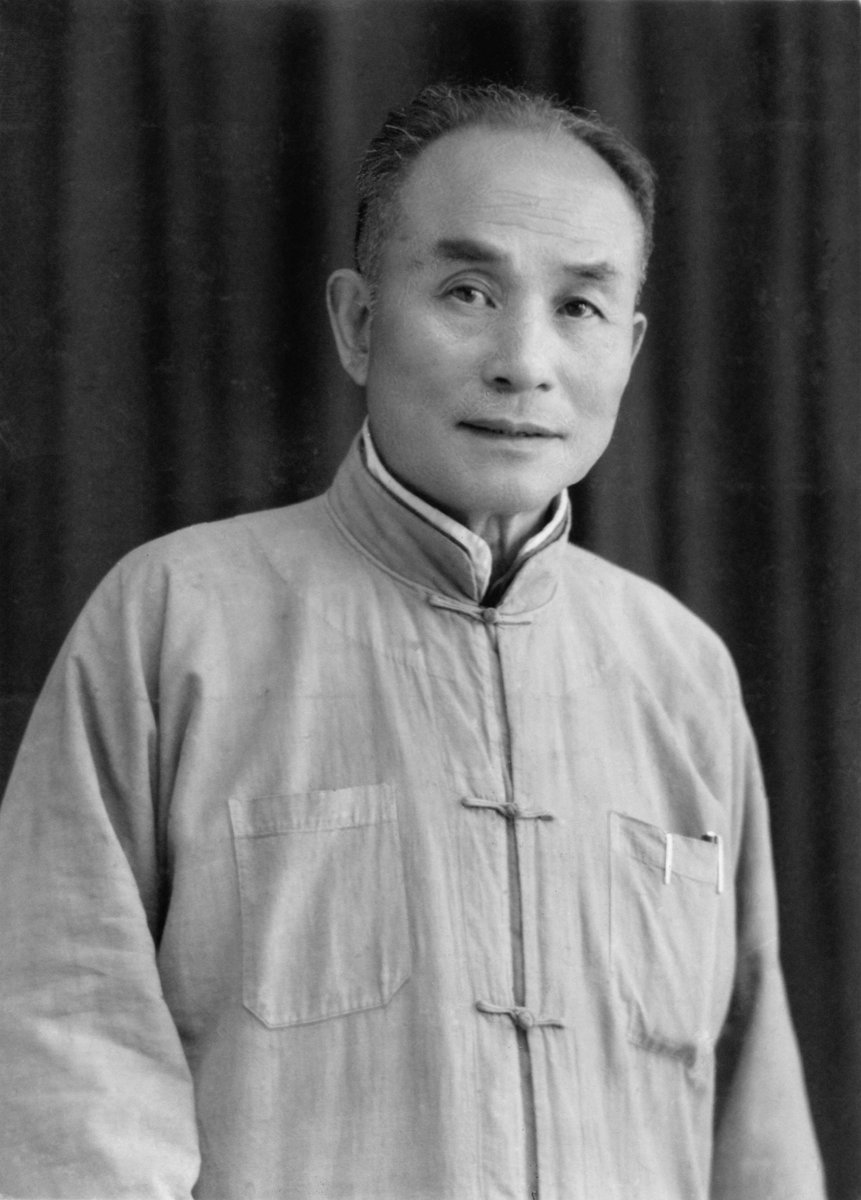tongbingxue's tweet photo. 1959/ Age79          🧵54/63

Ye chose to shoot the annual portrait on June 1st International Children’s Day for the first time. He also repaired his front teeth to make up for his aging, in order to rejuvenate his youth. https://t.co/7t88zzpYao