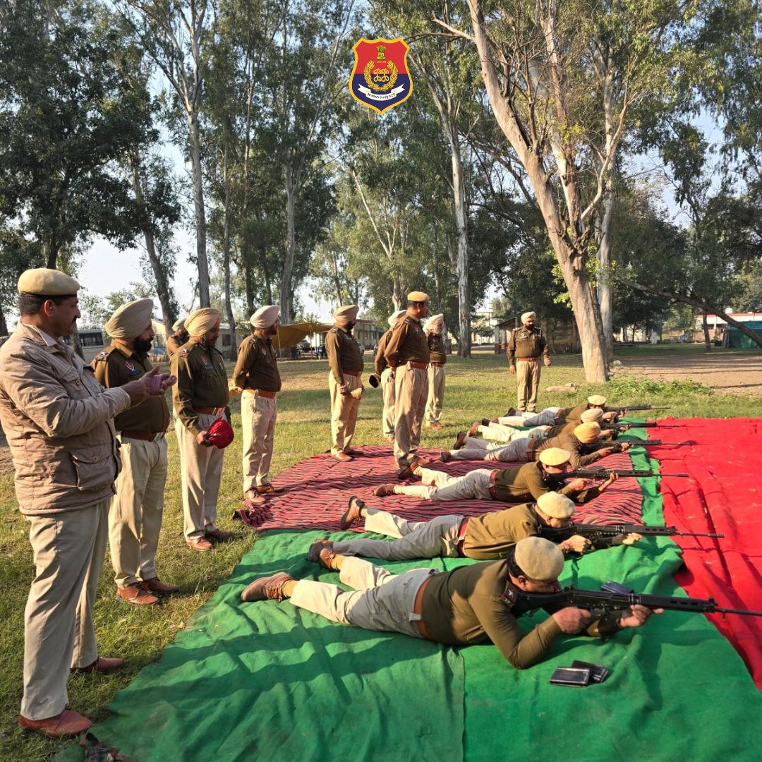 PP_Gurdaspur's tweet photo. Gurdaspur Police organised the 2 Day fire practice of force to improve their firing skills and to tackle any untoward incident.
#FiringPractice
#DisciplineAndFitness https://t.co/fnmpTCzoDb